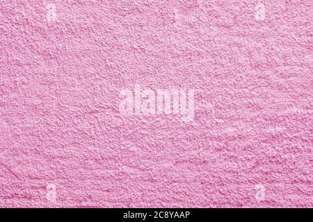 Abstrakter rosa Hintergrund. Grobe Unregelmäßigkeiten im Putz. Wandfläche. Stockfoto
