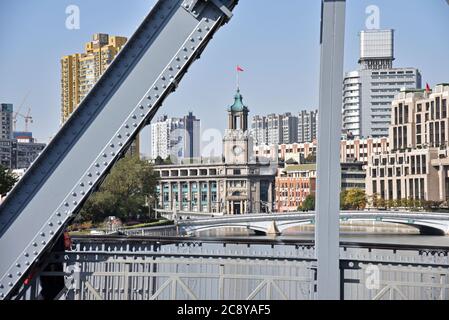 Das General Post Office Gebäude durch die Gartenbrücke in Shanghai, China Stockfoto