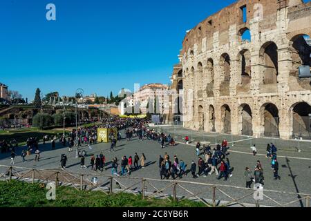 Rom, Italien, 25.12.2019: Kolosseum oder Gladiator Arena, berühmte steinige alte Architektur. Flavian Amphitheater, Bau des antiken römischen Reiches Stockfoto