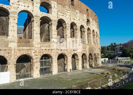 Rom, Italien, 25.12.2019: Kolosseum oder Gladiator Arena, berühmte steinige alte Architektur. Flavian Amphitheater, Bau des antiken römischen Reiches Stockfoto