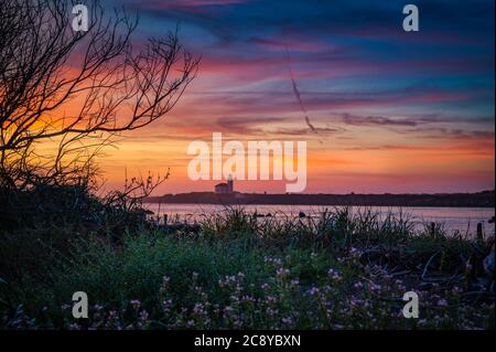 Der Coquille River Lighthouse in Bandon bei farbenfrohem Sonnenuntergang. Stockfoto