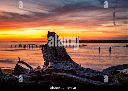 Der Coquille River Lighthouse in Bandon bei farbenfrohem Sonnenuntergang. Stockfoto