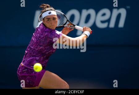 Ons Jabeur aus Tunesien in Aktion während der ersten Runde des US Open Grand Slam Tennisturniers 2019 Stockfoto