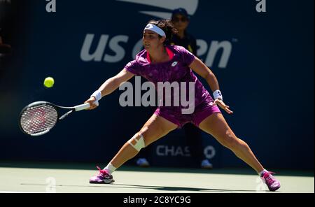 Ons Jabeur aus Tunesien in Aktion während ihres dritten Spielrunde beim US Open Grand Slam Tennisturnier 2019 Stockfoto