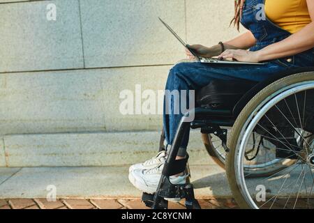 Junge Frau tun Online-Shopping, Nahaufnahme abgeschnitten Seitenansicht Foto. Copy space. Stockfoto