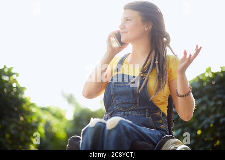 Emotionale Mädchen verbringen ihre Zeit mit Freund sprechen, Problem diskutieren. Close up Portrait.Disabled businesswoman Beratung Kunden, Kunden, Stockfoto