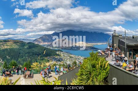 Blick über die Stadt und den Lake Wakatipu von der Skyline Gondola, Bob's Peak, Queenstown, Neuseeland Stockfoto