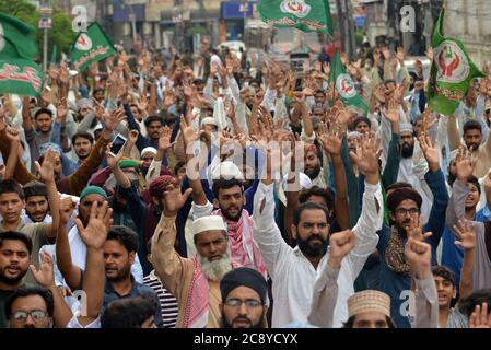 Pakistanische Aktivisten der sunnitischen Tehreek (eine religiöse Gruppe) protestieren gegen die Verhaftung des religiösen Führers Dr. Muhammad Ashraf Asif Jalali Sahb. (Vorsitzender Tehreek Labbaik Ya RasoolAllah) (Gründer von Idara Sirat-e-Mustaqeem Pakistan) in Lahore. Tehreek-e-Labbaik Kleriker Dr. Ashraf Asif Jalali's blasphemische Bemerkungen evozierten sofortige Reaktion von sunnitischen und schiitischen muslimischen Gelehrten.sunnitischen und schiitischen Geistlichen verurteilen Ashraf Jalali über Blasphemie von Bibi Fatima Zahra, der geliebten Tochter von Hazrat Mohammad (PBUH), der letzten Apostel Gottes und Prophet des Islam und der Menschheit. (Foto von Rana Sajid Hussain/Pacific Stockfoto