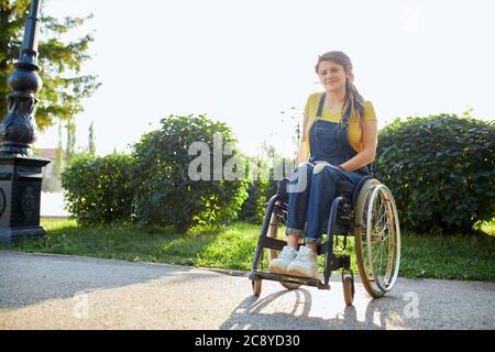 Gut aussehende Frau in stilvollen Kleidung posiert auf die camera.full Länge Foto. Kopieren Raum.Krankheit, Krankheit Stockfoto