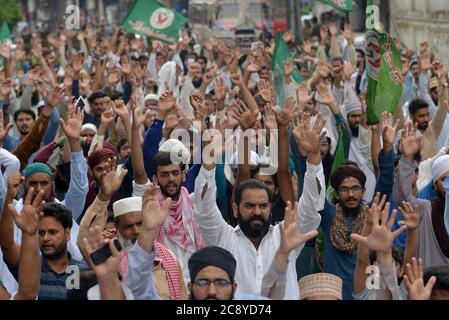 Pakistanische Aktivisten der sunnitischen Tehreek (eine religiöse Gruppe) protestieren gegen die Verhaftung des religiösen Führers Dr. Muhammad Ashraf Asif Jalali Sahb. (Vorsitzender Tehreek Labbaik Ya RasoolAllah) (Gründer von Idara Sirat-e-Mustaqeem Pakistan) in Lahore. Tehreek-e-Labbaik Kleriker Dr. Ashraf Asif Jalali's blasphemische Bemerkungen evozierten sofortige Reaktion von sunnitischen und schiitischen muslimischen Gelehrten.sunnitischen und schiitischen Geistlichen verurteilen Ashraf Jalali über Blasphemie von Bibi Fatima Zahra, der geliebten Tochter von Hazrat Mohammad (PBUH), der letzten Apostel Gottes und Prophet des Islam und der Menschheit. (Foto von Rana Sajid Hussain/Pacific Stockfoto