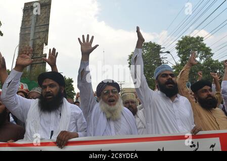 Pakistanische Aktivisten der sunnitischen Tehreek (eine religiöse Gruppe) protestieren gegen die Verhaftung des religiösen Führers Dr. Muhammad Ashraf Asif Jalali Sahb. (Vorsitzender Tehreek Labbaik Ya RasoolAllah) (Gründer von Idara Sirat-e-Mustaqeem Pakistan) in Lahore. Tehreek-e-Labbaik Kleriker Dr. Ashraf Asif Jalali's blasphemische Bemerkungen evozierten sofortige Reaktion von sunnitischen und schiitischen muslimischen Gelehrten.sunnitischen und schiitischen Geistlichen verurteilen Ashraf Jalali über Blasphemie von Bibi Fatima Zahra, der geliebten Tochter von Hazrat Mohammad (PBUH), der letzten Apostel Gottes und Prophet des Islam und der Menschheit. (Foto von Rana Sajid Hussain/Pacific Stockfoto