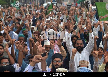 Pakistanische Aktivisten der sunnitischen Tehreek (eine religiöse Gruppe) protestieren gegen die Verhaftung des religiösen Führers Dr. Muhammad Ashraf Asif Jalali Sahb. (Vorsitzender Tehreek Labbaik Ya RasoolAllah) (Gründer von Idara Sirat-e-Mustaqeem Pakistan) in Lahore. Tehreek-e-Labbaik Kleriker Dr. Ashraf Asif Jalali's blasphemische Bemerkungen evozierten sofortige Reaktion von sunnitischen und schiitischen muslimischen Gelehrten.sunnitischen und schiitischen Geistlichen verurteilen Ashraf Jalali über Blasphemie von Bibi Fatima Zahra, der geliebten Tochter von Hazrat Mohammad (PBUH), der letzten Apostel Gottes und Prophet des Islam und der Menschheit. (Foto von Rana Sajid Hussain/Pacific Stockfoto