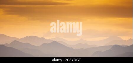 Schönen Sonnenuntergang Wolken über den Gardasee und die Berglandschaft, Desenzano, Brescia, Lombardei, Italien. Stockfoto