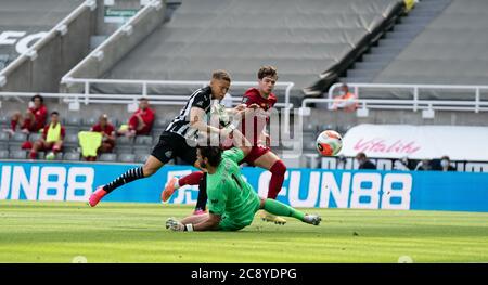 Newcastle, Großbritannien. Juli 2020. Dwight Gayle von Newcastle United erzielt ein Tor während des Premier League-Spiels zwischen Newcastle United und Liverpool Fußballstadien um leer bleiben wegen der Covid-19 Pandemie als Regierung soziale Distanzierungsgesetze verbieten Fans innerhalb von Spielstätten, was dazu führt, dass alle Spiele hinter geschlossenen Türen bis auf weiteres bei gespielt St. James's Park, Newcastle, England am 26. Juli 2020. Foto von Andy Rowland. Kredit: Prime Media Images/Alamy Live Nachrichten Stockfoto