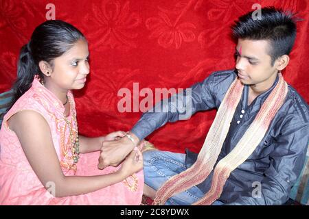 Indischer Bruder und Schwester, glückliches Raksha Bandhan Festival. Rakhi Feier in indien während covid-19, Corona Virus Konzept. Stockfoto