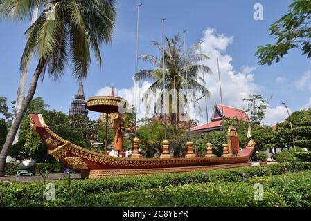 Rote und goldene Bootsstatue in Wat Preah Prom Rath Pagode, Siem Reap, Kambodscha Stockfoto