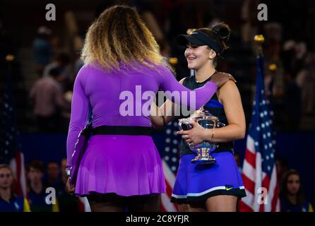 Serena Williams aus den Vereinigten Staaten & Bianca Andreescu aus Kanada während der Trophäenzeremonie nach dem Finale des US Open Grand Slam Tennisturniers 2019 Stockfoto