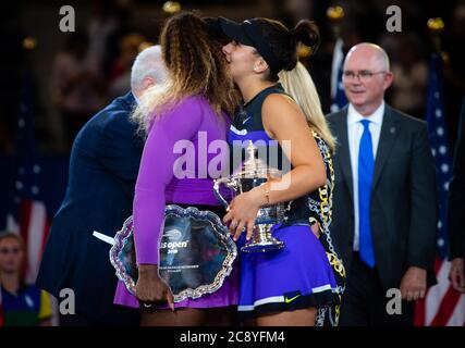 Serena Williams aus den Vereinigten Staaten & Bianca Andreescu aus Kanada während der Trophäenzeremonie nach dem Finale des US Open Grand Slam Tennisturniers 2019 Stockfoto