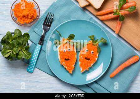 Lustige Toasts in Form von Karotten, Essen für Kinder Osteridee, Draufsicht Stockfoto