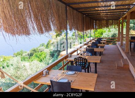 Tisch und Stühle Pergola in Holzhaus Terrasse Balkon mit Sitzplatz am Meer Stockfoto