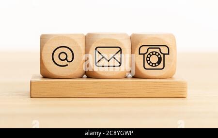 Kontaktieren Sie uns Konzept. Holzblöcke mit E-Mail, Mail und Telefon-Icons.Webseite kontaktieren Sie uns oder E-Mail-Marketing Stockfoto