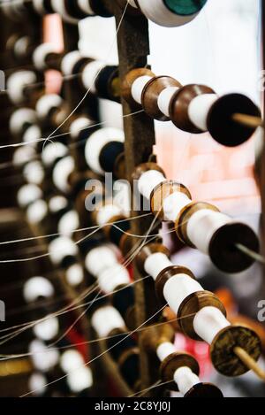 Detail der Spulen des Fadens auf einem Webstuhl, Vietnam, Südostasien Stockfoto