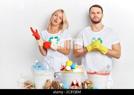 Serious selbstbewusst Paar hilft Umwelt, Bewusstsein Tag, Erde Tag, Nahaufnahme Porträt, isoliert whote Hintergrund, Studio-Aufnahme Stockfoto