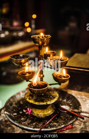 Gebetskerzen in einem buddhistischen Tempel, Vietnam, Südostasien Stockfoto