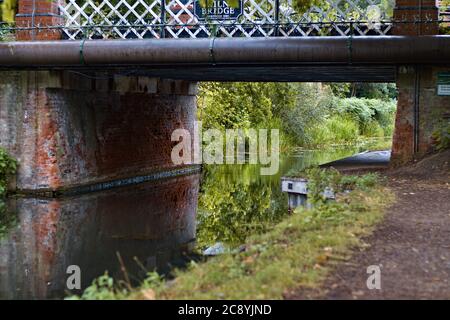 Brücke über den Basingstoke Kanal Stockfoto