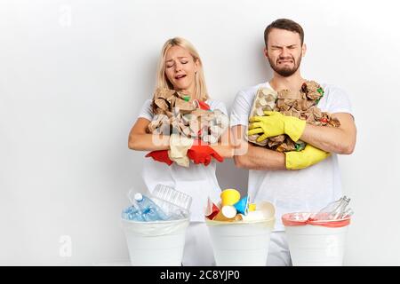 Junge Menschen weinen, da sie nicht die ökologischen verbessern können situation.depression.young unglückliche Menschen halten viel Müll. Mann s Einfluss auf das Klima Stockfoto