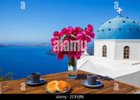 Couchtisch auf dem Hintergrund des Meeres und der Kirchen von Santorini Stockfoto
