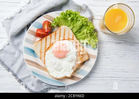 Einfach Frühstück mit Spiegelei auf Toast Brot und Gemüse mit Orangensaft, Draufsicht Stockfoto