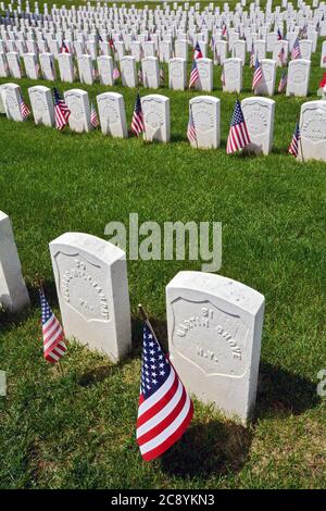 Amerikanische Flaggen auf Grabsteinen am Memorial Day auf Zypern Hills National Cemetery in Brooklyn, New York Stockfoto