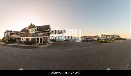 Table Rock Motel in Bandon Oregon bei Sonnenuntergang, Panorama Stockfoto