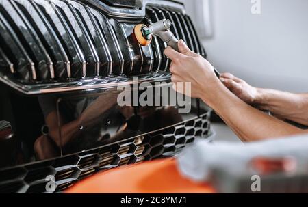 Professionelle Detaillierung eines modernen Autos, Lack Polierlack, Reinigung Auto Stockfoto