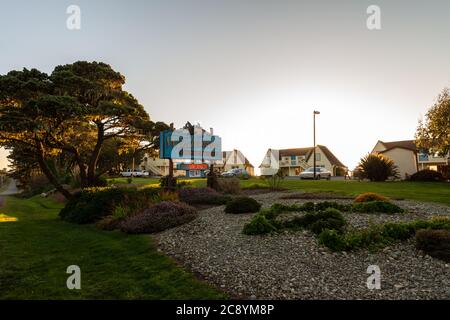 Table Rock Motel in Bandon Oregon bei Sonnenuntergang. Stockfoto