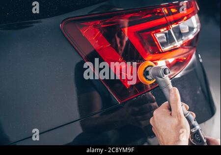 Professionelle Detaillierung eines modernen Autos oder Rückleuchten, Lack Polierlack, Reinigung Auto Stockfoto