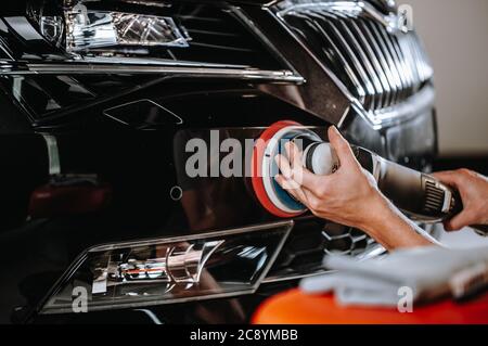 Professionelle Detaillierung eines modernen Autos, Lack Polierlack, Reinigung Auto Stockfoto