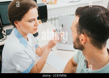 Der Arzt eines Audiologen informiert den Patienten über das Hörgerät. Auswahl an Hörlösungen, Hörbehandlung, in-Ear-Hörgeräten Stockfoto