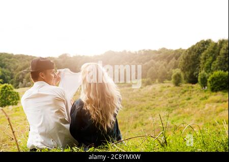 Schöne schwangere Mädchen mit einem jungen Kerl sind glücklich zu finden Stockfoto