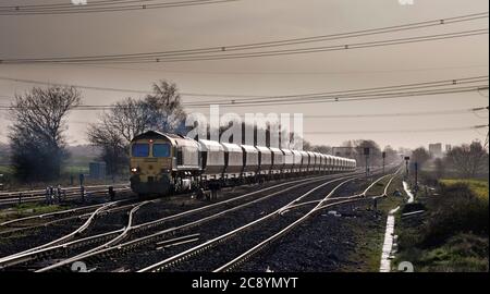 Freightliner Baureihe 66 Lokomotive 66512 am Sudforth Lane Nebengleis mit einem leeren, fröhlichen Kohlegüterzug Stockfoto