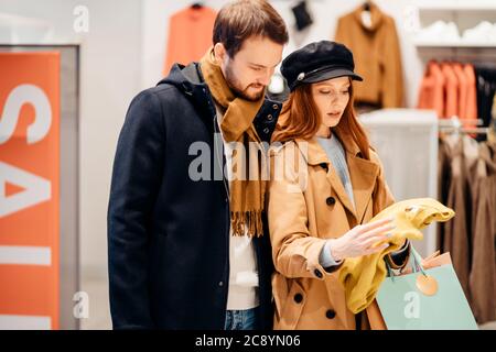 Attenctive Frau und Mann schauen Bluse im Geschäft, shopaholic. Konsuming Konzept Stockfoto