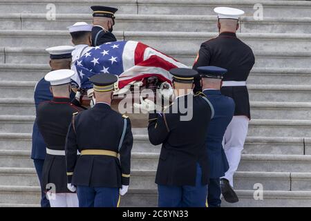 Washington, Usa. Juli 2020. Ein militärischer Ehrengarde trägt die Schatulle mit dem Leichnam des Kongressabgeordneten John Lewis, D-GA, in das US-Kapitol für seinen Gedenkgottesdienst in Washington DC am Montag, den 27. Juli, 2020.Ê aufgrund der COVID-19 Pandemie wird die civilÊrights Legende kurz in der Kapitolrotunde liegen und dann nach draußen verlegt werden, wo die Öffentlichkeit sicher Respekt zahlen kann. Foto von Tasos Katapodis/UPI Kredit: UPI/Alamy Live News Stockfoto