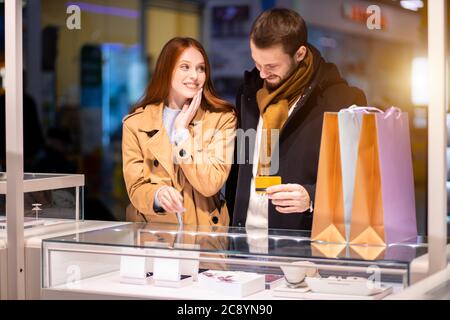 Schönes Paar wählen und kaufen luxuriösen Schmuck im Einkaufszentrum innerhalb des Einkaufszentrums Stockfoto