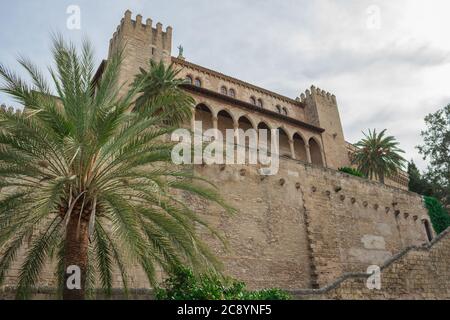 La Almudaina ist die königliche Burg oder Alcázar (befestigter Palast) der Stadt Palma auf der Insel Mallorca. Stockfoto