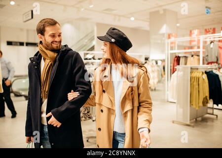 Schöne kaukasische junge Paar gehen in den Laden zusammen, shopaholic Menschen Stockfoto