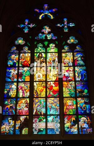 PRAG - 10. MÄRZ 2020: Glasfenster nach dem Entwurf des Jugendstilmalers Alfons Mucha in der St.-Veits-Kathedrale, Prag, Tschechische Republik Stockfoto