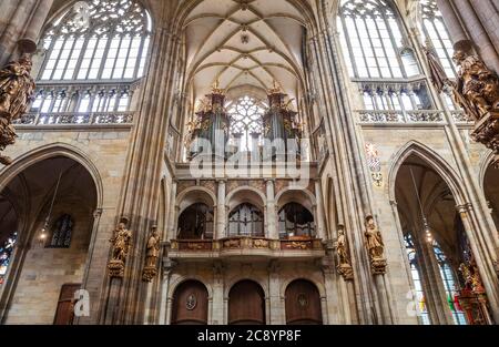 PRAG - 10. MÄRZ 2020: Innenraum des Veitskathedrals in Prag. Orgel im St. Veits Dom Stockfoto