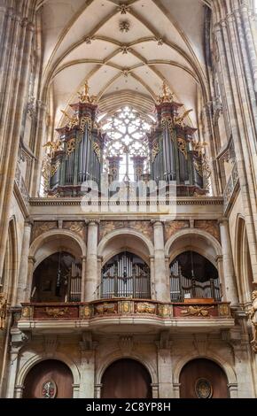 PRAG - 10. MÄRZ 2020: Innenraum des Veitskathedrals in Prag, Orgel Stockfoto