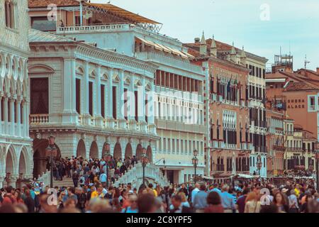 Venedig, Italien - 25. Mai 2019: Überfüllter Platz der europäischen Touristenstadt Stockfoto